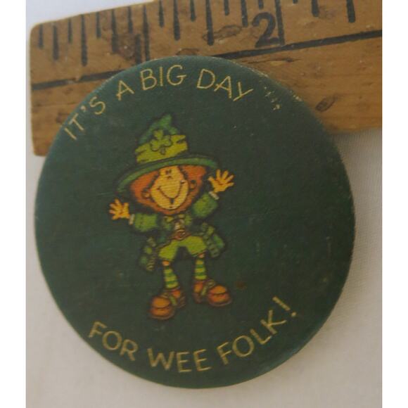 Vintage Hallmark Irish Leprechaun Pin St Patricks Day "...Wee Folk" 1979 Green - Picture 7 of 7